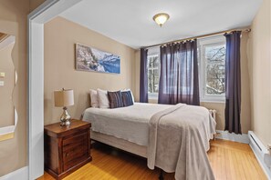 2 chambres, fer et planche à repasser, lit de bébé portatif