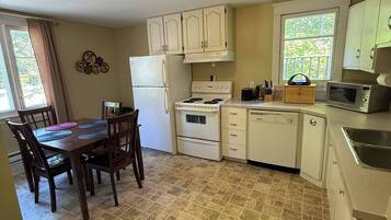 Een koelkast, een magnetron, een oven, een kookplaat