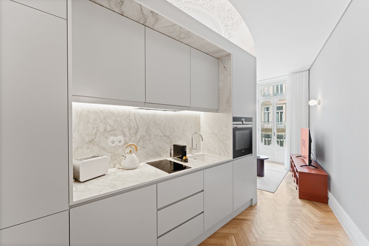 Jääkaappi, mikroaaltouuni, uuni, kahvin-/teenkeitin