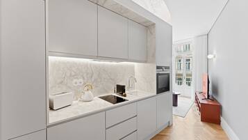 Jääkaappi, mikroaaltouuni, uuni, kahvin-/teenkeitin