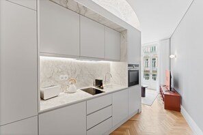 Jääkaappi, mikroaaltouuni, uuni, kahvin-/teenkeitin