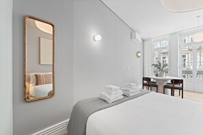 Strykejern/-brett, internettilgang og sengetøy