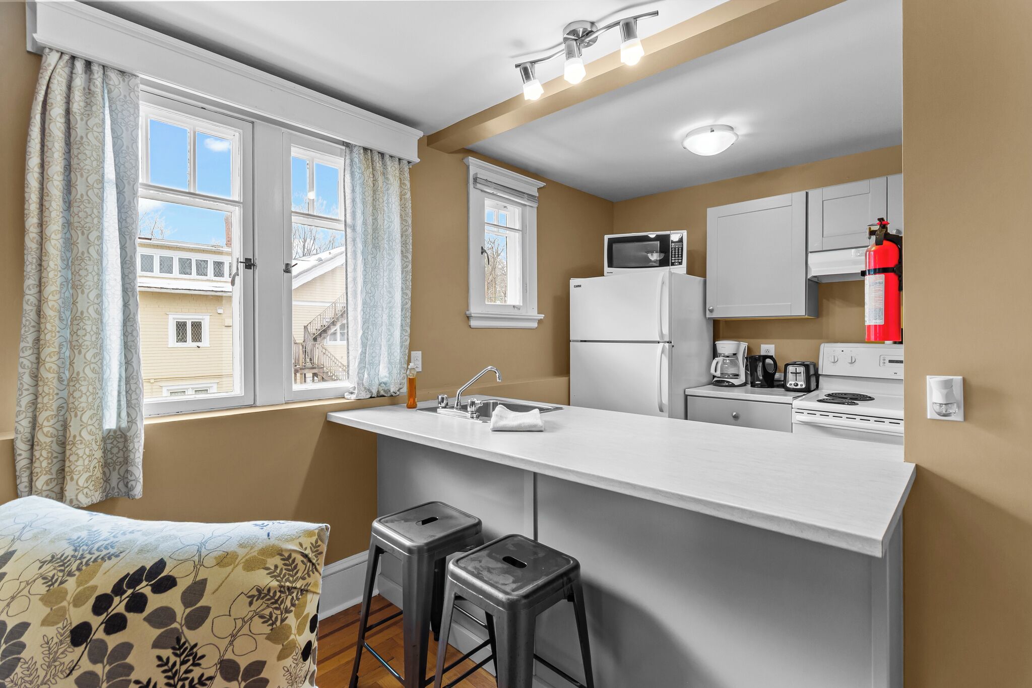 Een koelkast, een microgolfoven, een oven, een kookplaat