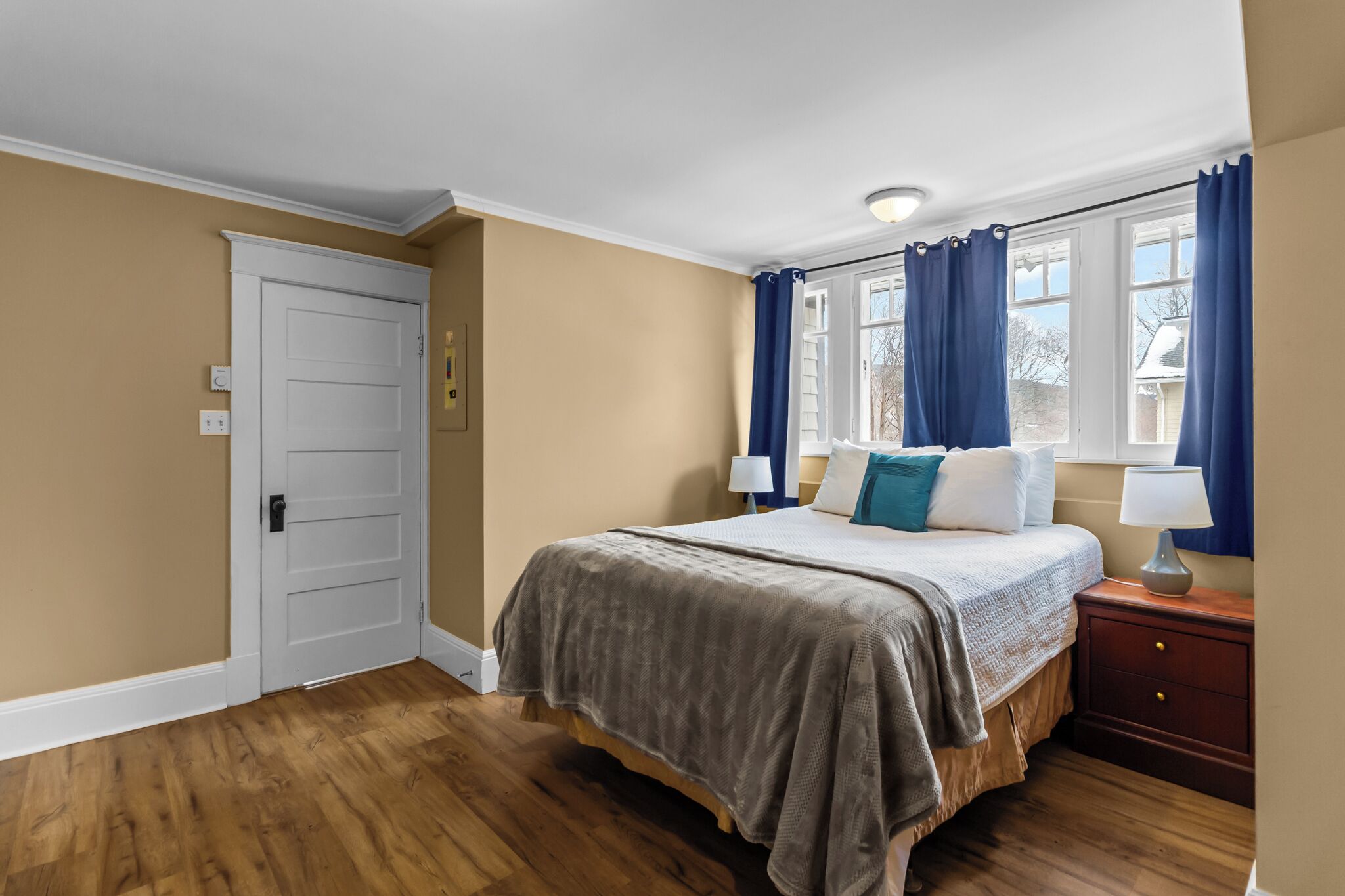 2 habitaciones, tabla de planchar con plancha y cuna de viaje 