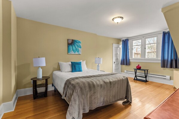 2 chambres, fer et planche à repasser, lit de bébé portatif