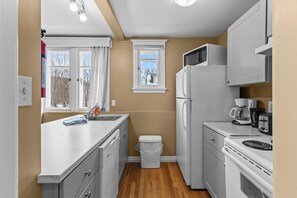 Réfrigérateur, four à micro-ondes, un four, surface de cuisson