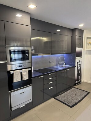 Four à micro-ondes, un four, surface de cuisson, lave-vaisselle