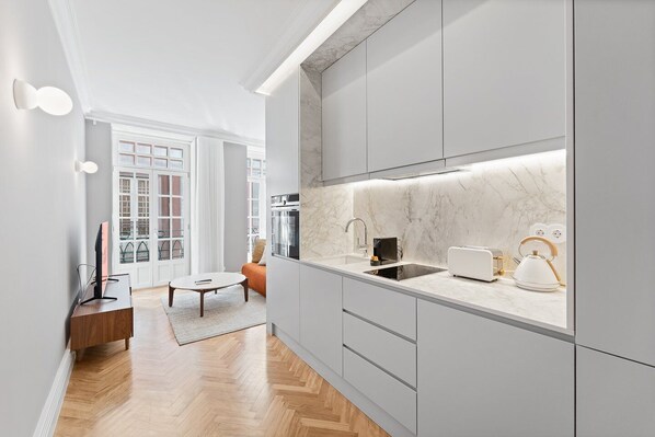 Réfrigérateur, micro-ondes, four, cafetière/bouilloire