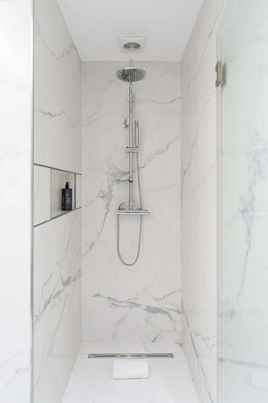 Douche, séchoir à cheveux, serviettes fournies
