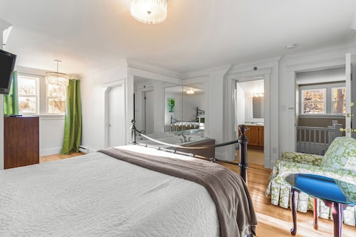 Downtown Gem 2BR Tub Parking