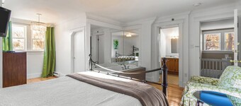 Downtown Gem 2BR Tub Parking