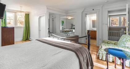 Downtown Gem 2BR Tub Parking