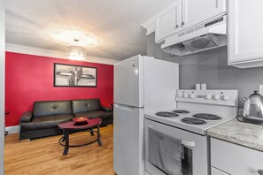 Réfrigérateur, micro-ondes, four, plaque de cuisson