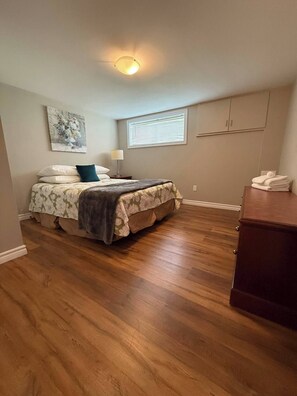 2 chambres, fer et planche à repasser, lit parapluie, Wi-Fi gratuit