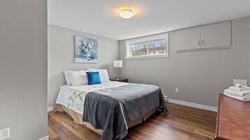 2 habitaciones, tabla de planchar con plancha y cuna de viaje