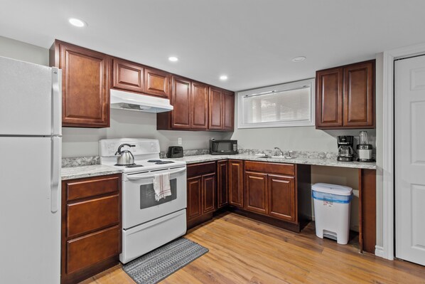 Réfrigérateur, four à micro-ondes, un four, surface de cuisson