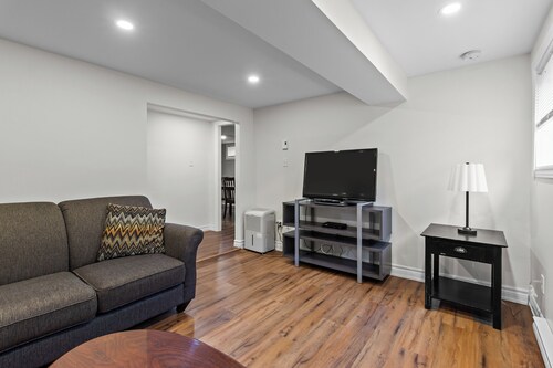 Stylish 2BR WiFi Parking MUN Walk