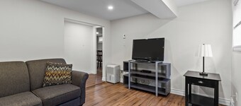 Stylish 2BR WiFi Parking MUN Walk