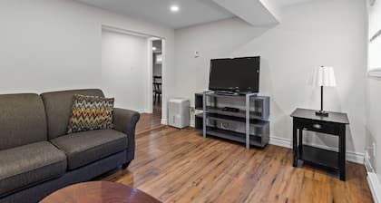 Stylish 2BR WiFi Parking MUN Walk