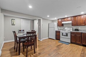 Kylskåp, mikrovågsugn, ugn och spishäll