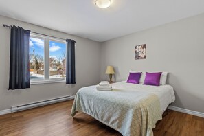 3 habitaciones, tabla de planchar con plancha y cuna de viaje 