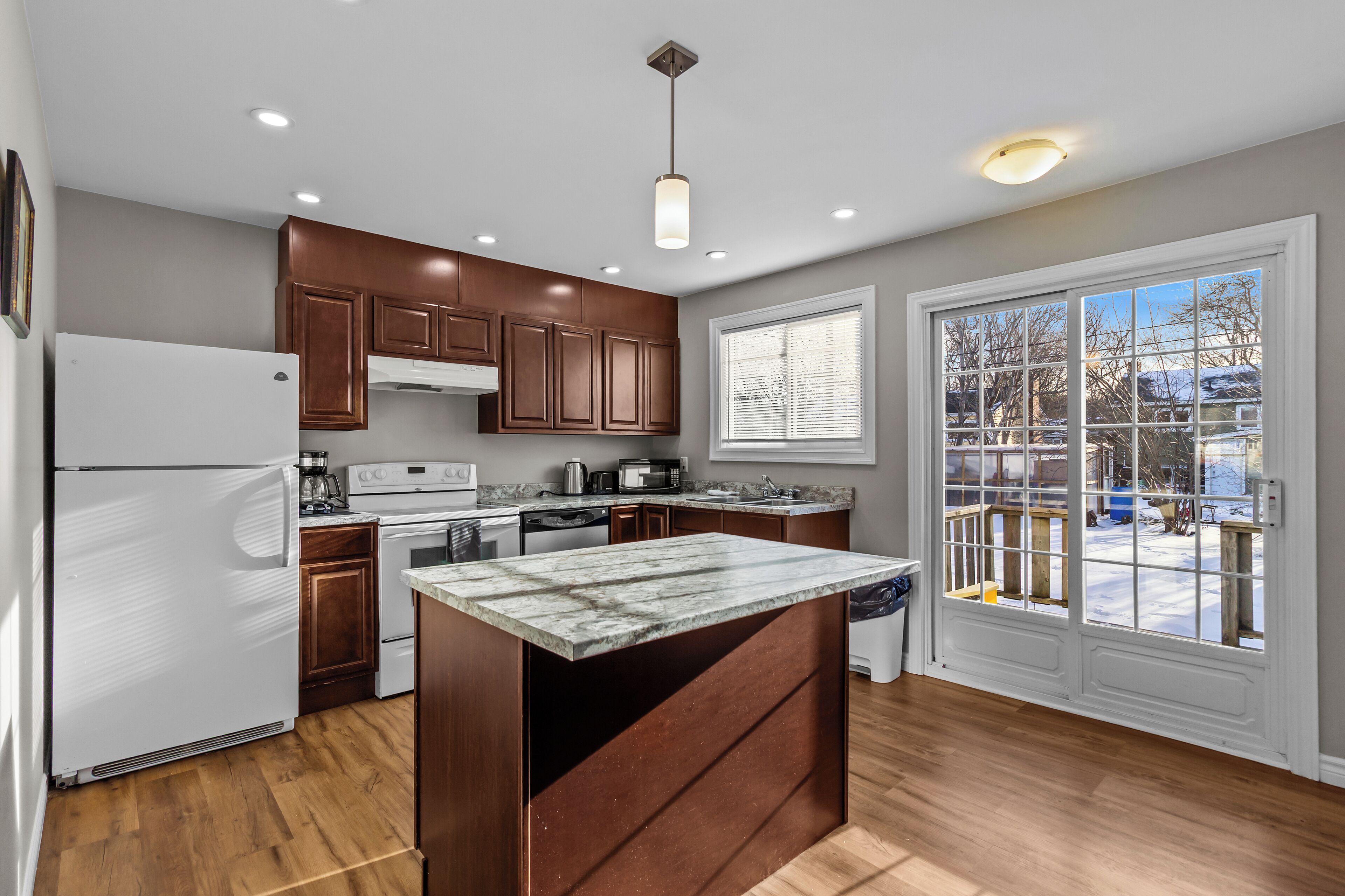 Refrigerador, microondas, horno y parrilla de estufa 