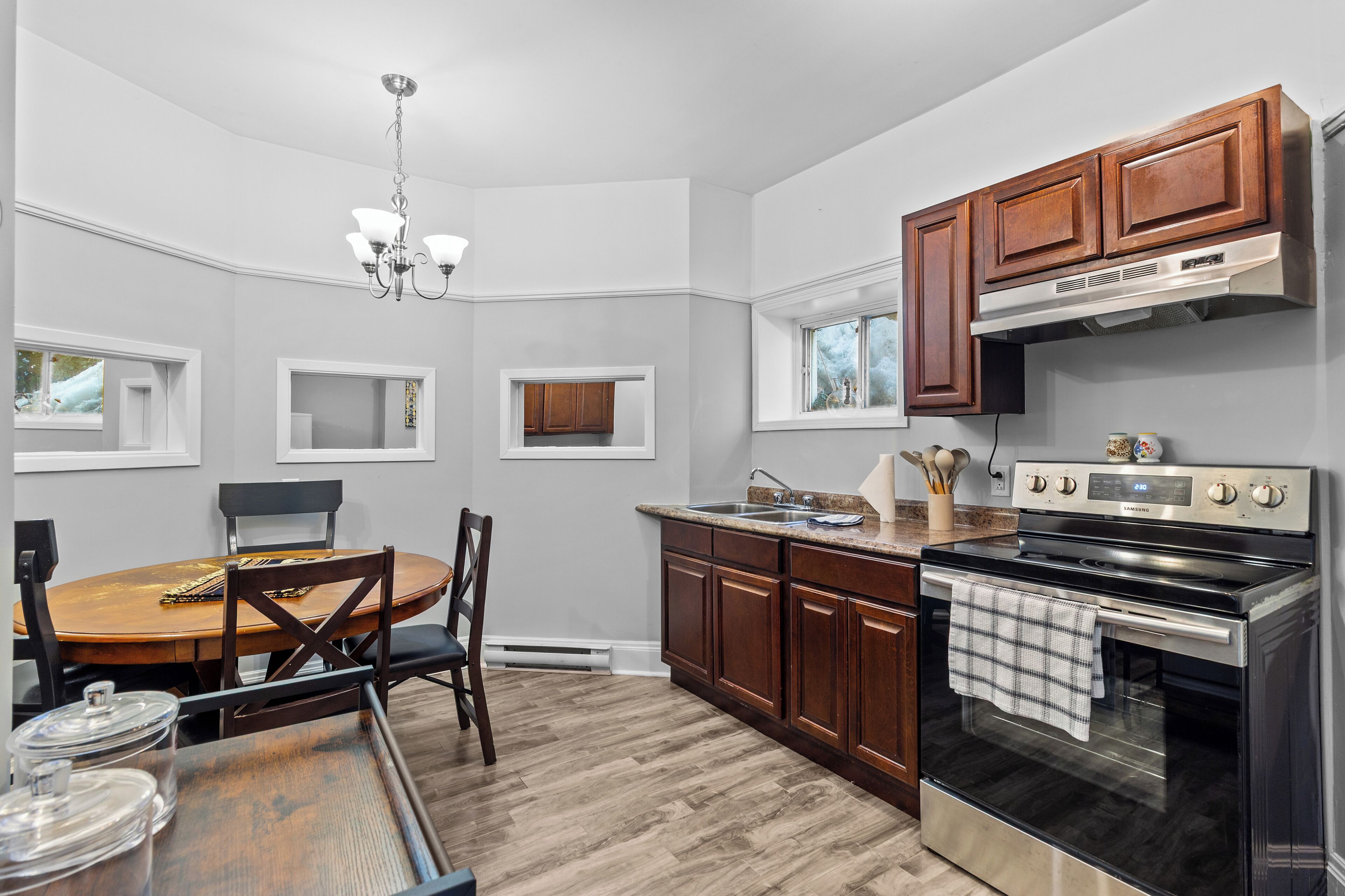 冷蔵庫、電子レンジ、オーブン、コンロ