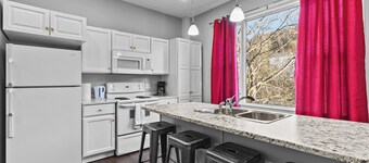 Modern 2BR W&D Wi-Fi Parking
