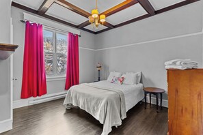 2 slaapkamers, een strijkplank/strijkijzer, reisbedje, gratis wifi