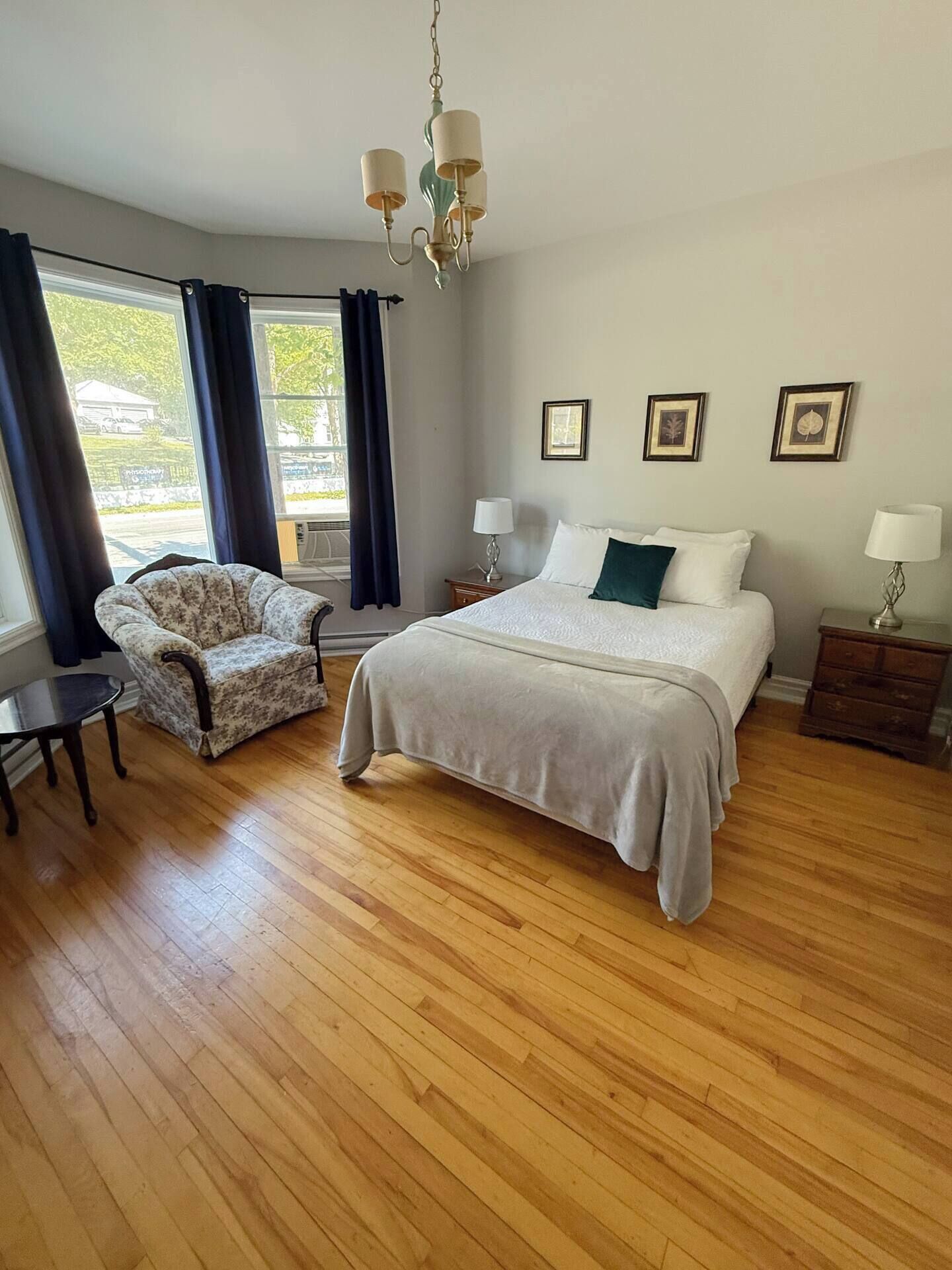 2 habitaciones, tabla de planchar con plancha y cuna de viaje 