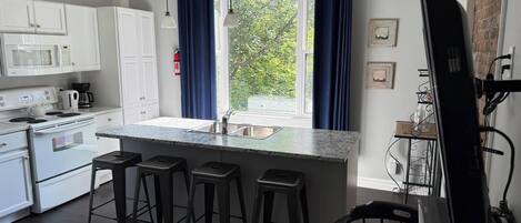 Een koelkast, een microgolfoven, een oven, een kookplaat