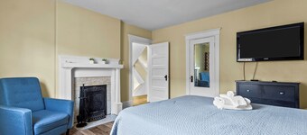 Pet-Friendly 2BR  Wi-Fi Parking