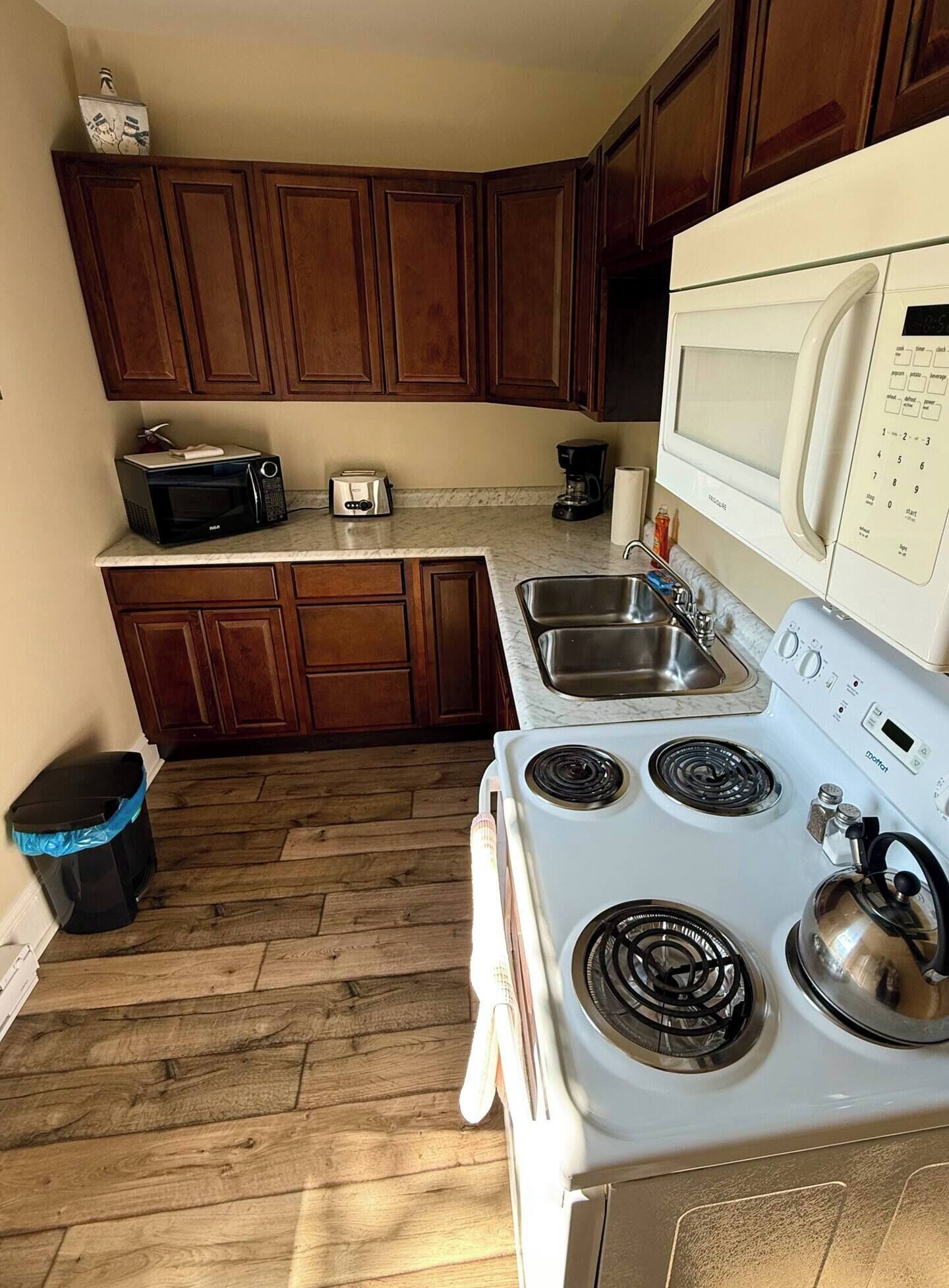 Refrigerador, microondas, horno y parrilla de estufa 