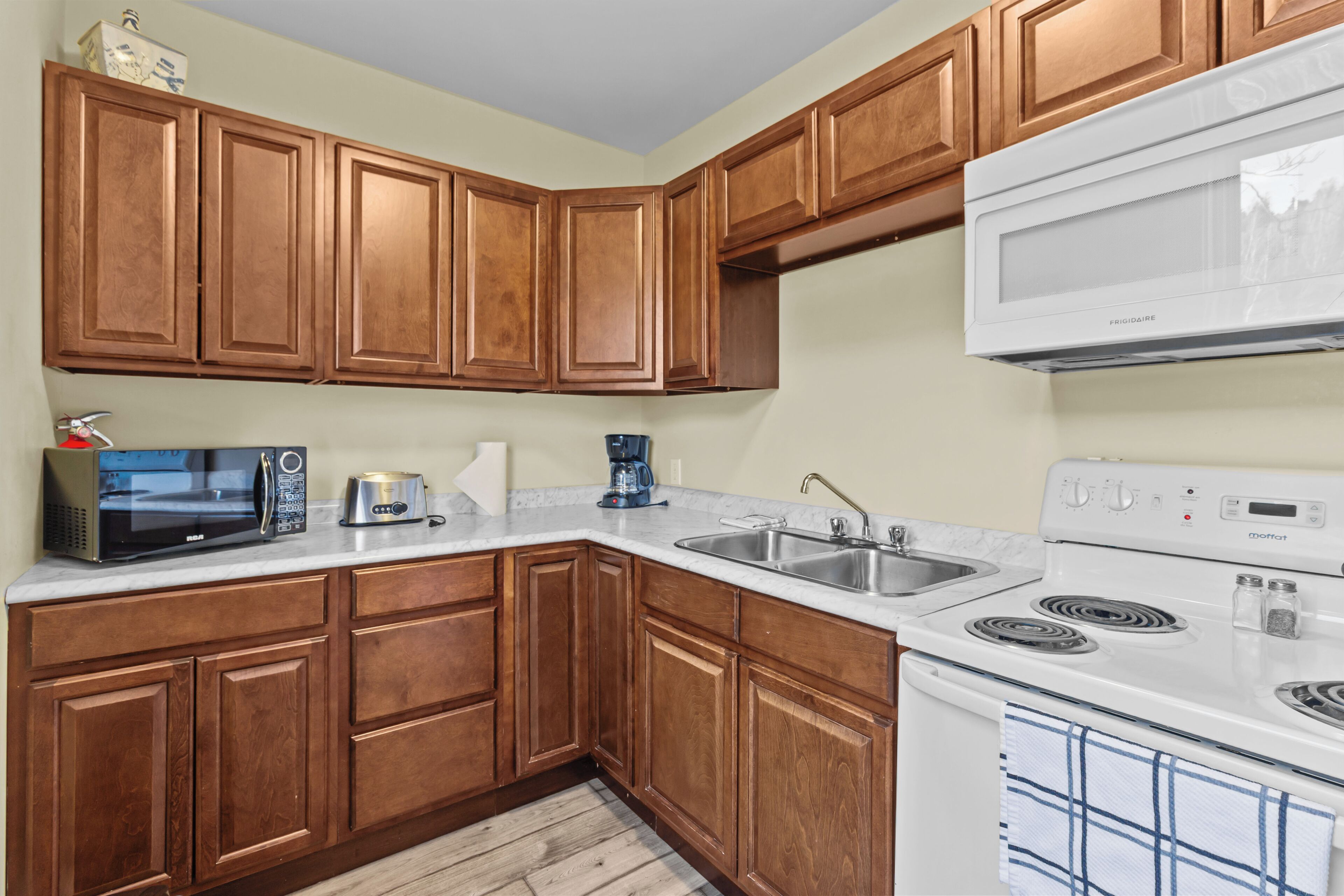 Refrigerador, microondas, horno y parrilla de estufa 