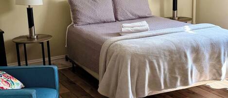 2 habitaciones, tabla de planchar con plancha y cuna de viaje