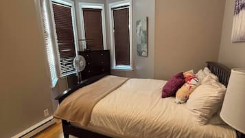 2 habitaciones, tabla de planchar con plancha y cuna de viaje