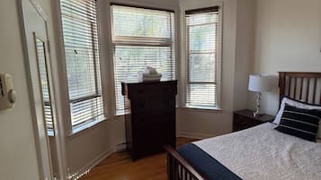 2 habitaciones, tabla de planchar con plancha y cuna de viaje