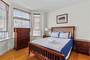 2 bedrooms, iron/ironing board, travel cot, free WiFi - Charming 2BR Wi-Fi Off-Street Parking (St. John's)