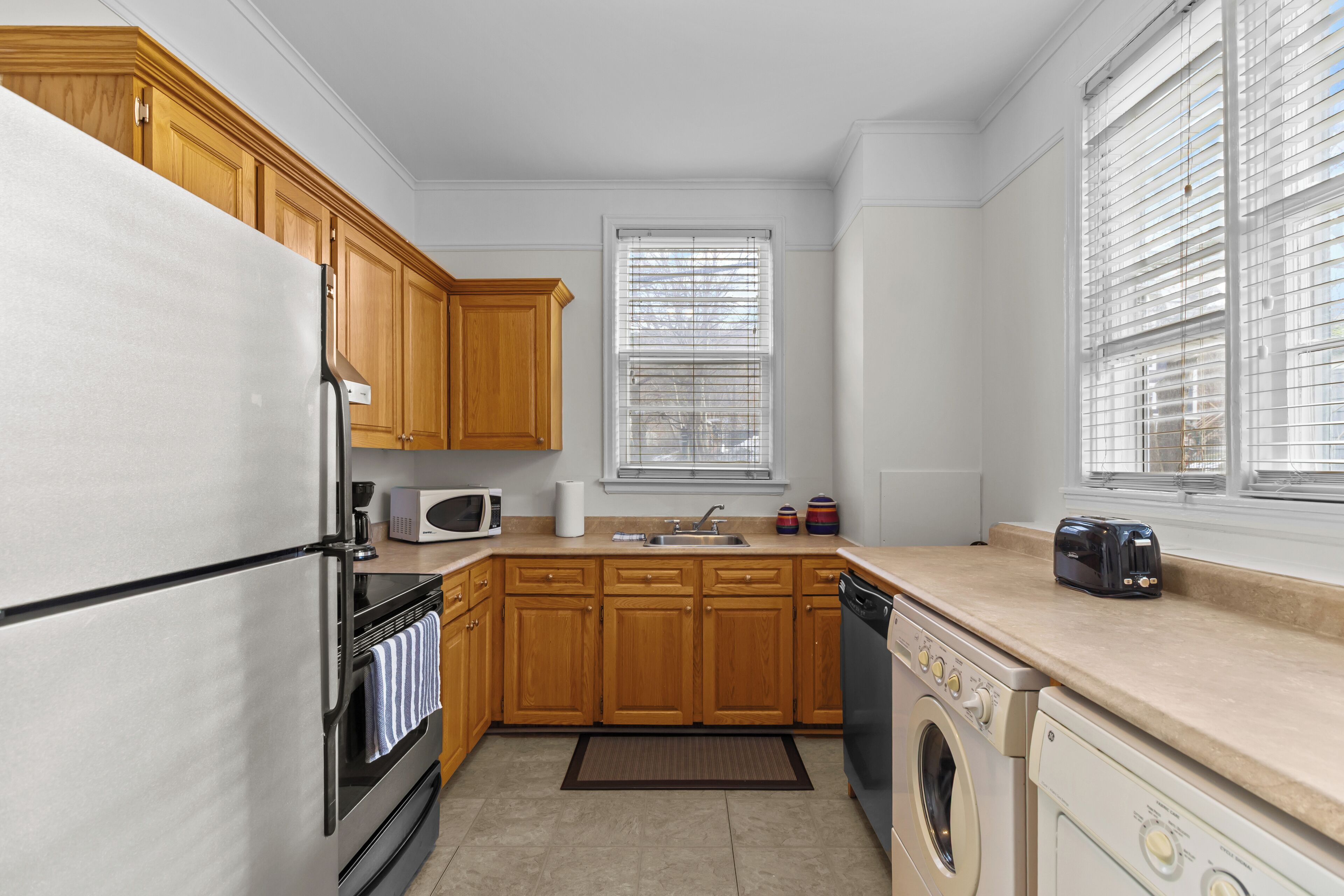 Frigorifero, microonde, forno, piano cottura