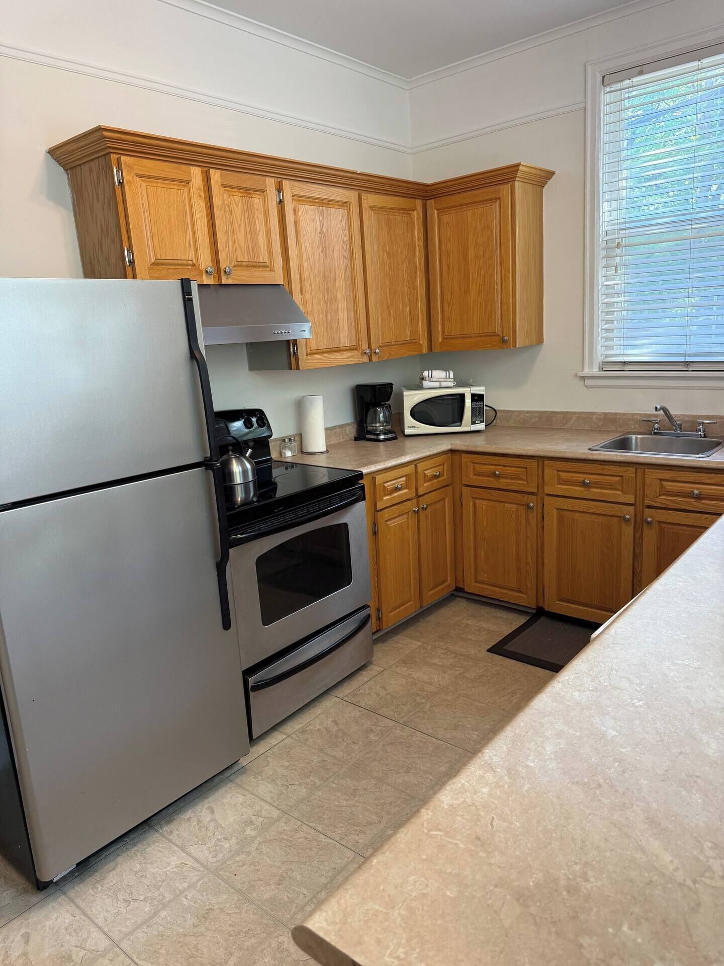 Frigorífico, microondas, horno y placa de cocina