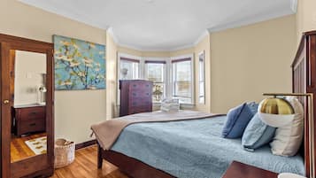 3 habitaciones, tabla de planchar con plancha y cuna de viaje