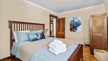 3 habitaciones, tabla de planchar con plancha y cuna de viaje