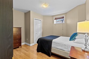 2 dormitoris, planxa i posts de planxar i un bressol de viatge