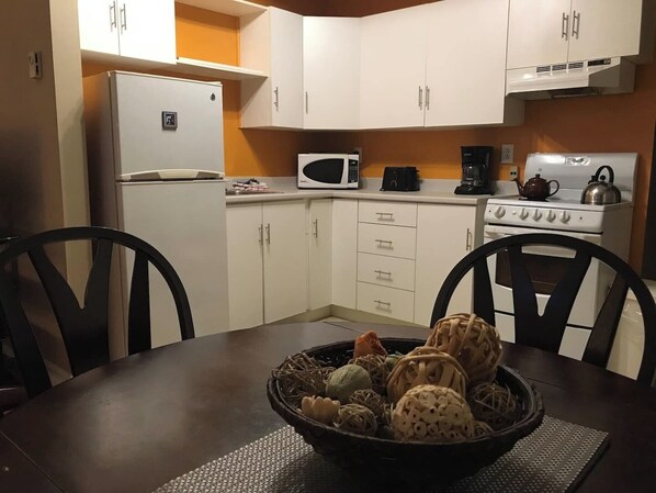 Een koelkast, een microgolfoven, een oven, een kookplaat