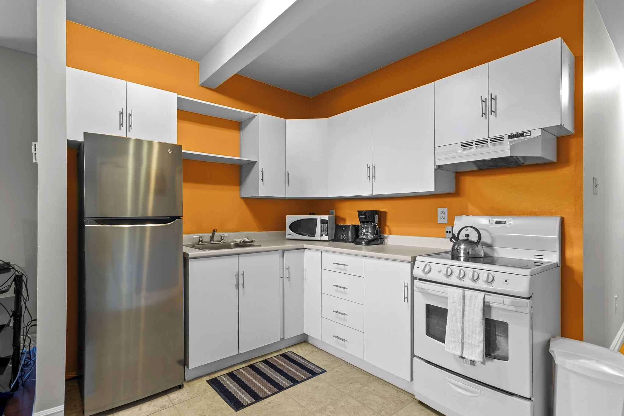 Kjøleskap, mikrobølgeovn, ovn og kokeplater