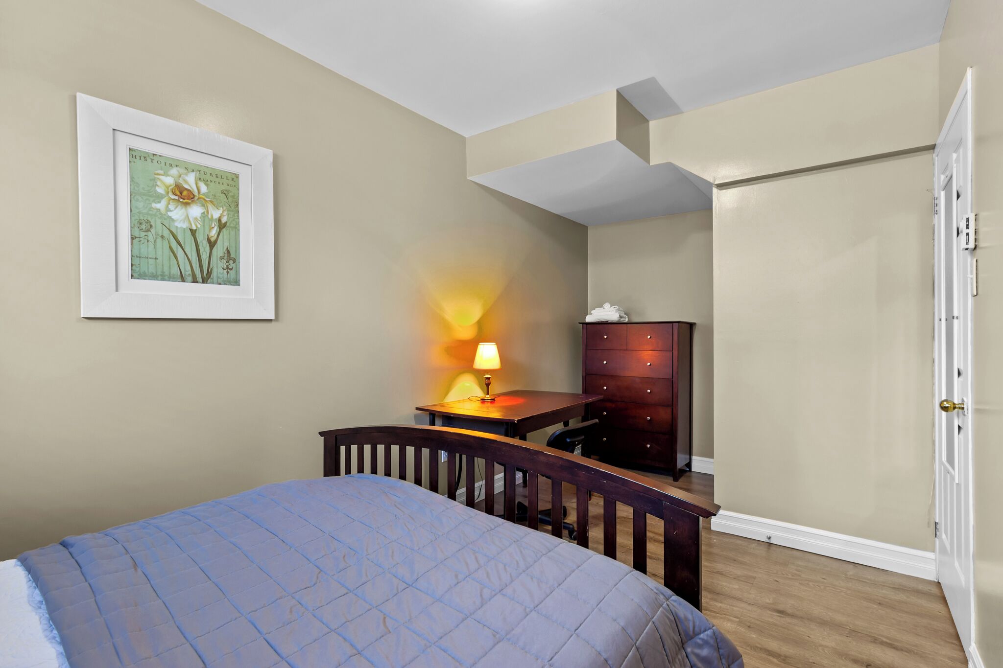 2 habitaciones, tabla de planchar con plancha y cuna de viaje 