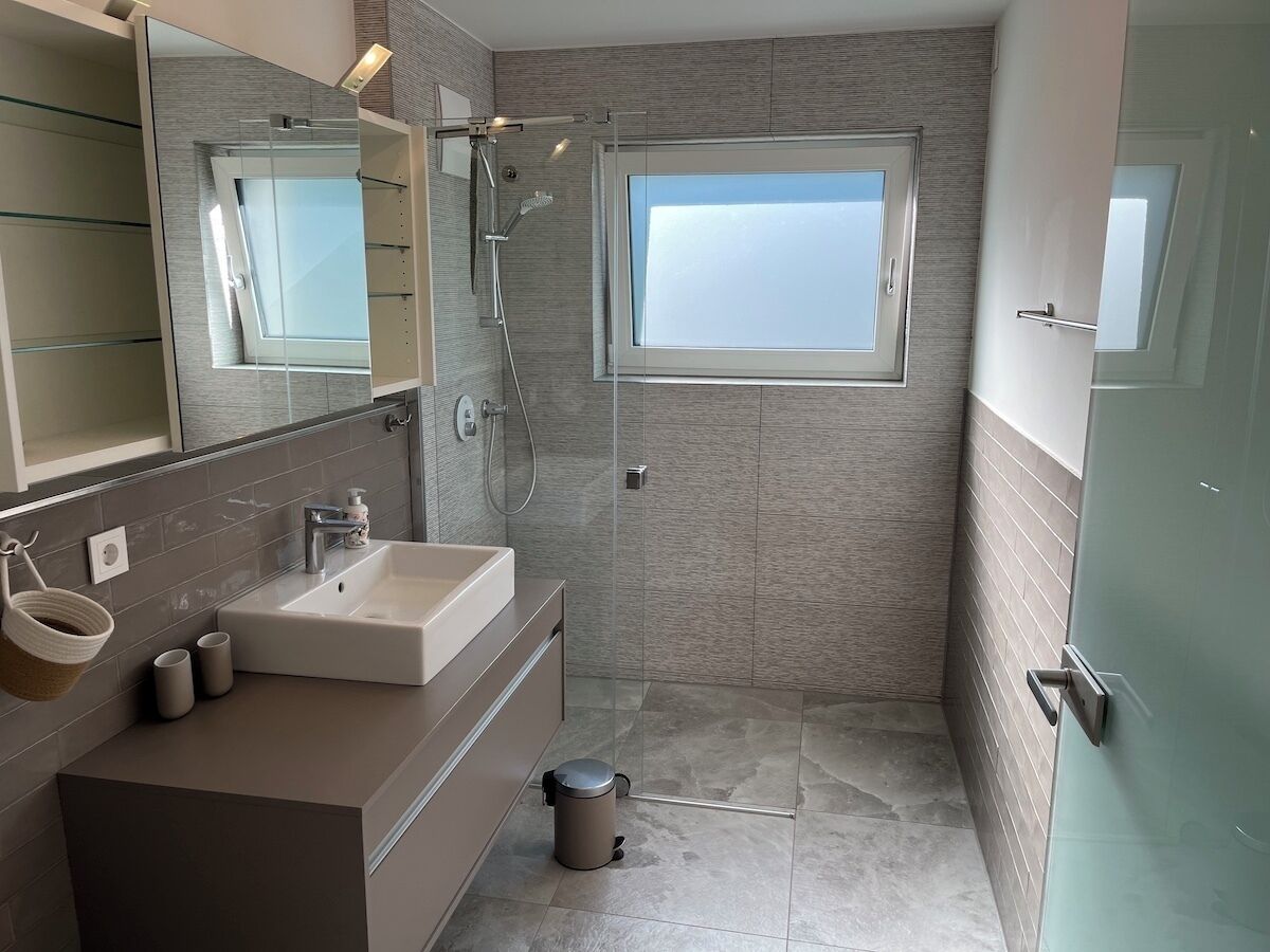 Haartrockner, Handtücher, Seife, Toilettenpapier