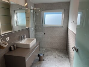 Séchoir à cheveux, serviettes fournies, savon, papier de toilette