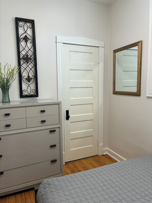 2 室のベッドルーム、アイロン / アイロン台、WiFi、ベッドシーツ