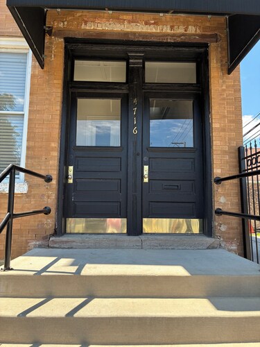 Historic feel, Modern comfort Walk to parks and food in beautiful Chicago